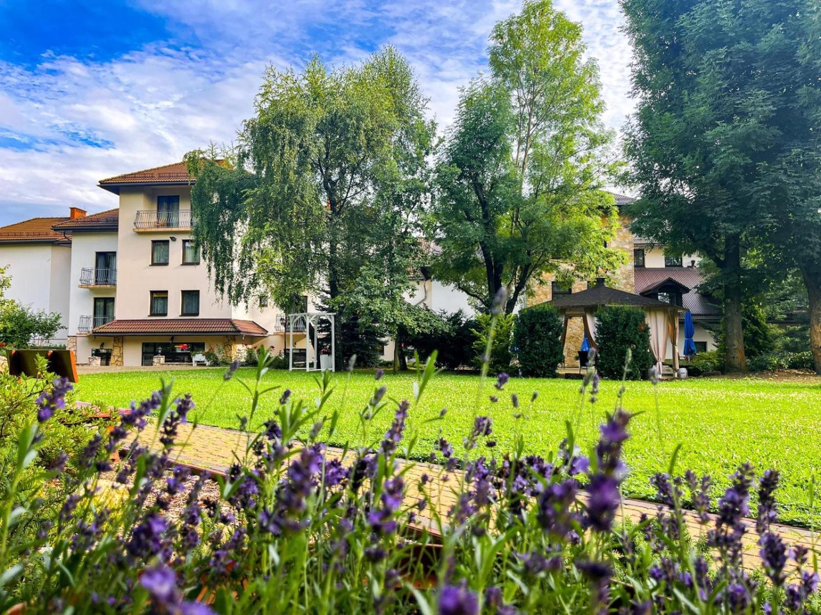 Hotel Victoria Олкуш Екстериор снимка