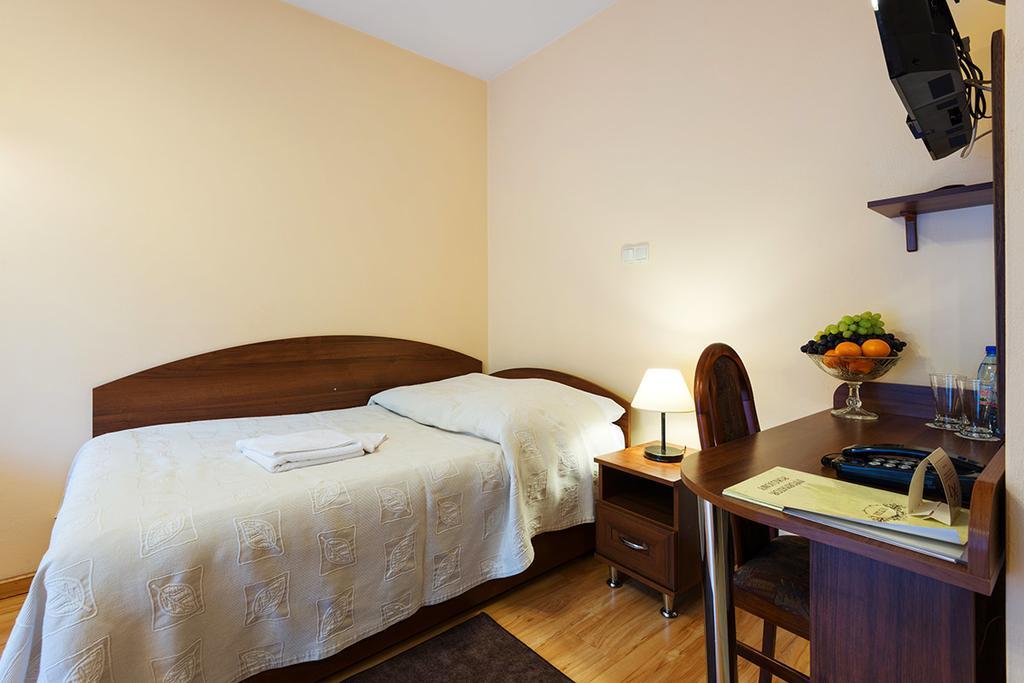 Hotel Victoria Олкуш Екстериор снимка