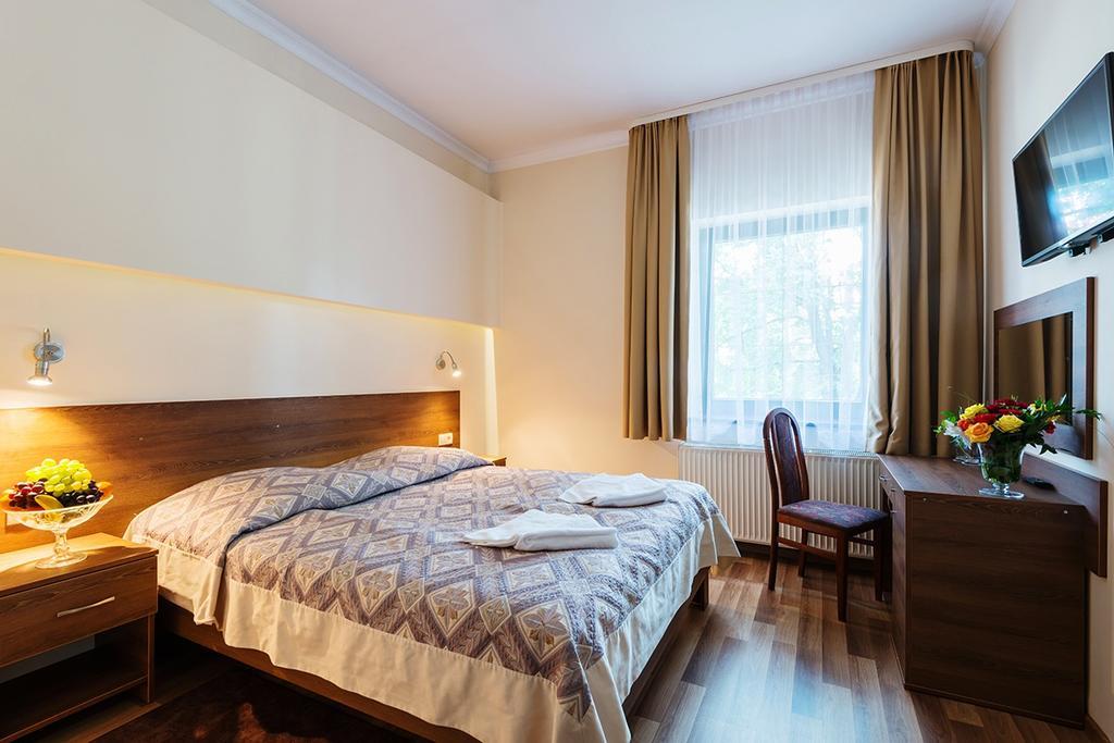 Hotel Victoria Олкуш Екстериор снимка